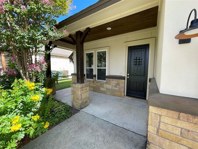 Photo - 706 W Lockhart St