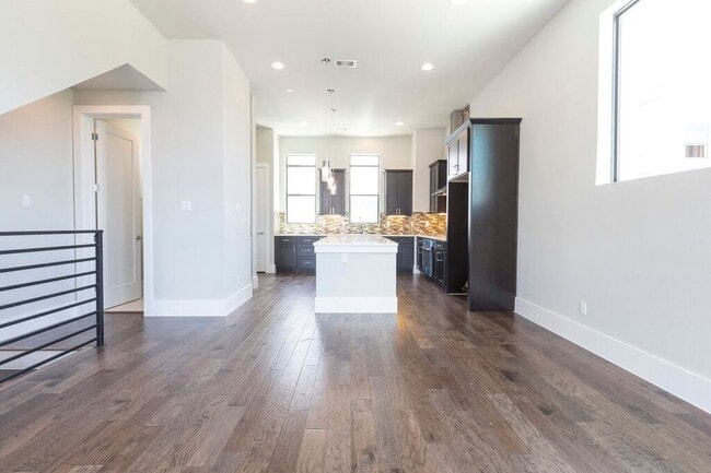 Photo - 5703 Larkin St