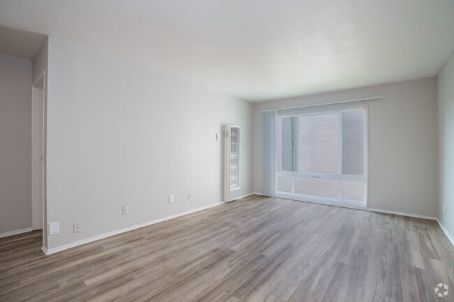 1BR, 1BA - 603SF - Living Room