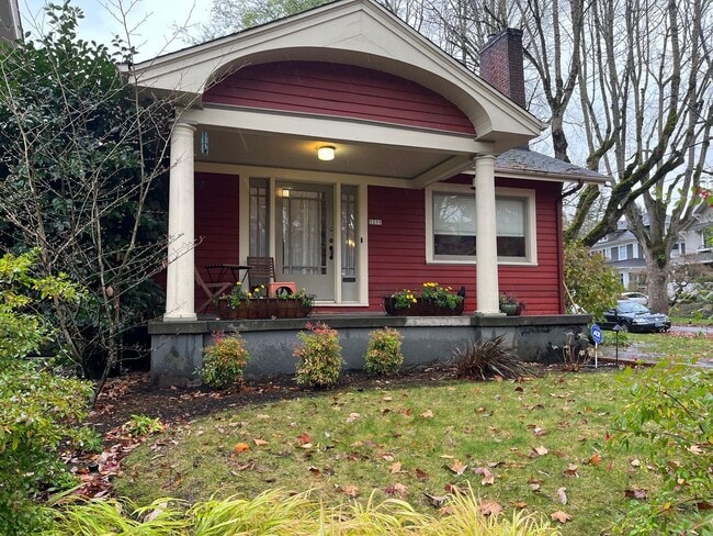 Photo - Lovely 3Bd / 2.5Ba Bungalow in Laurelhurst...