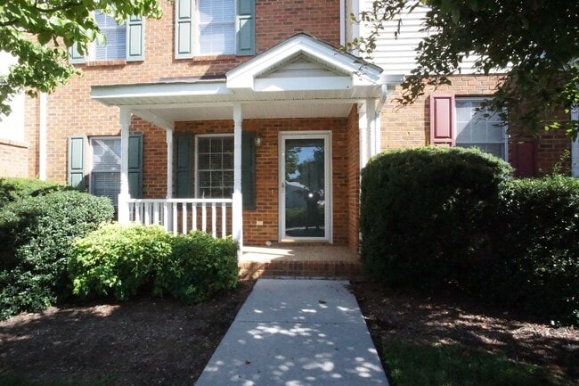 Building Photo - 4 Bed / 3 Bath.  Pet Friendly.  Reserved Parking. Master on Main.