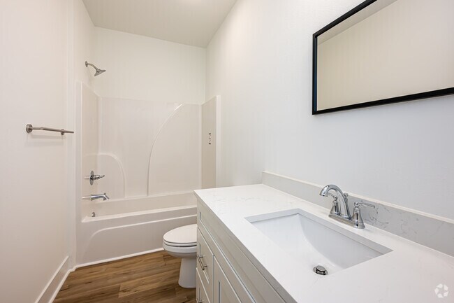 2BR, 2BA - 900SF - Second Bathroom