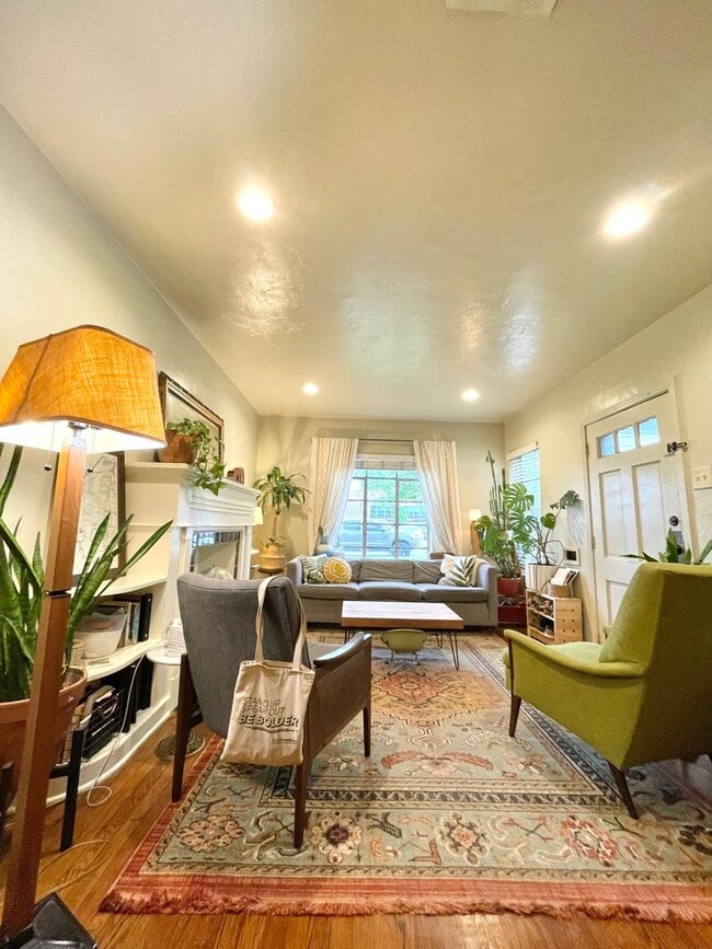 Building Photo - 209-211 Tennant Unit 209