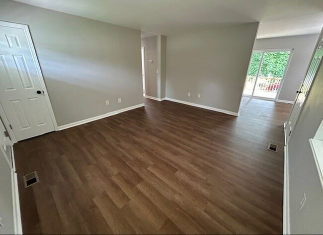 Photo - 113 Lowell Dr W