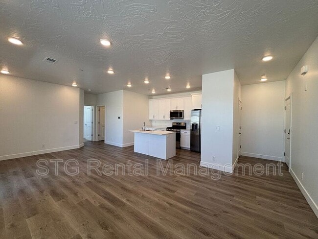 Building Photo - 5801 S Garnet Dr Unit #1-201