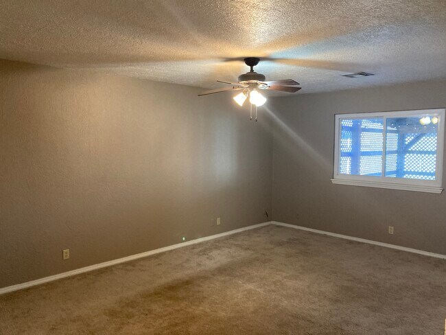 Photo - 2402 Spruce Dr