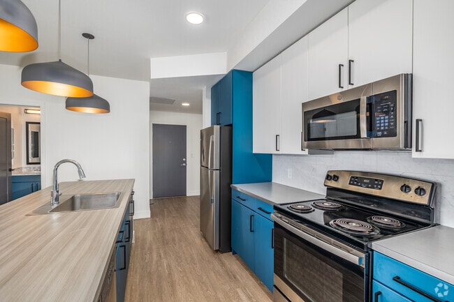 2BR, 2BA - 792SF - Kitchen