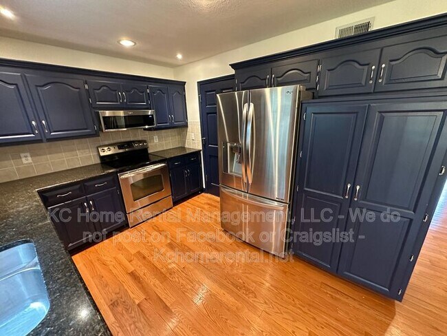 Photo - 8022 Hall St