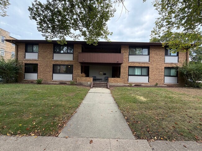 Building Photo - 1605 Monroe St Unit 4