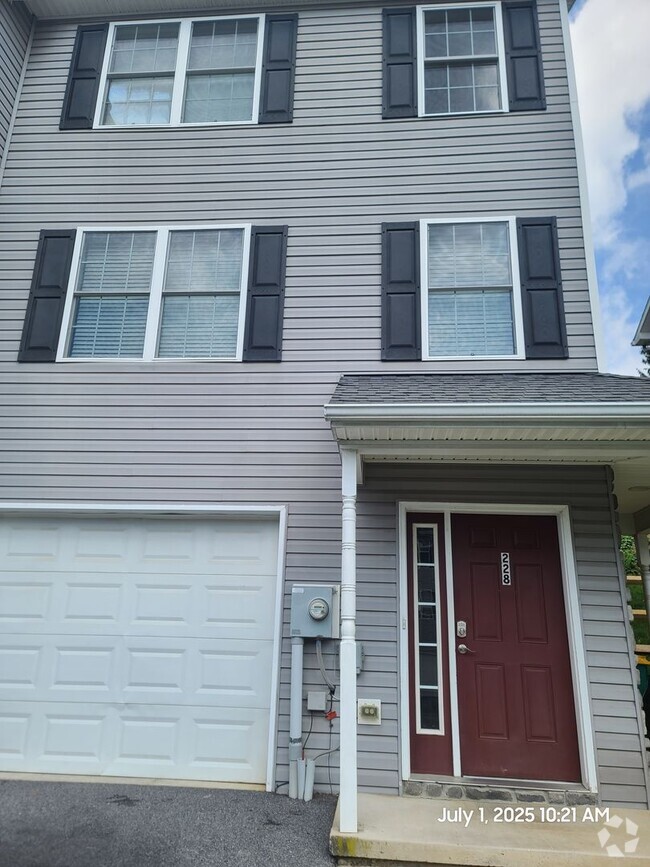 Building Photo - End Unit Town Home in Waynesboro, PA!