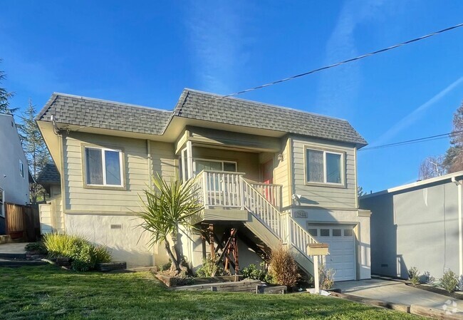 Building Photo - Clean Move in ready in a quite Neighborhood Rental