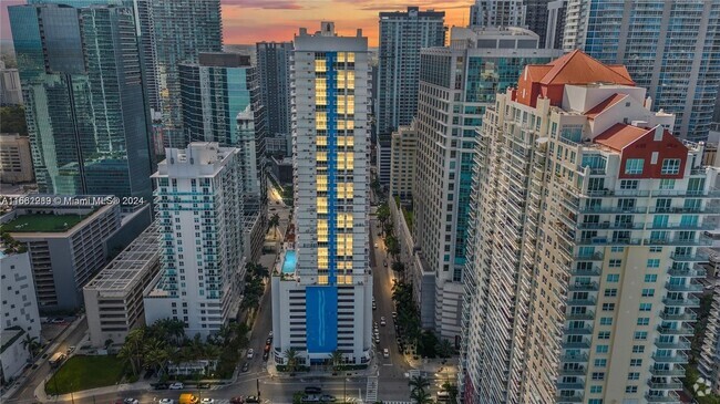 Building Photo - 1200 Brickell Bay Dr Unit 2823 Rental