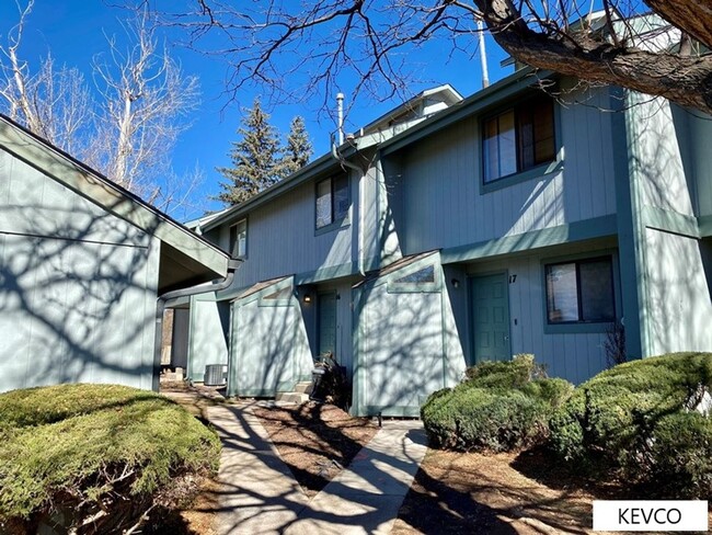 AVAILABLE NOW: Tri-Level Townhome in Centr... - AVAILABLE NOW: Tri-Level Townhome in Centr...