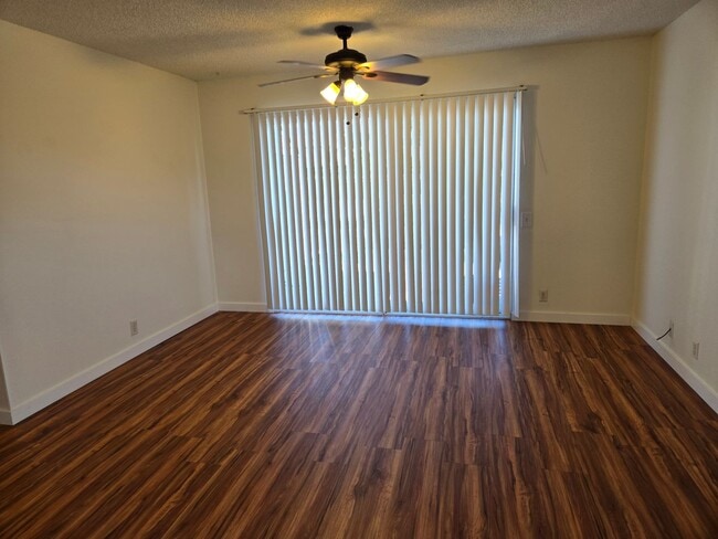 Building Photo - Must see Palm Villa Condo