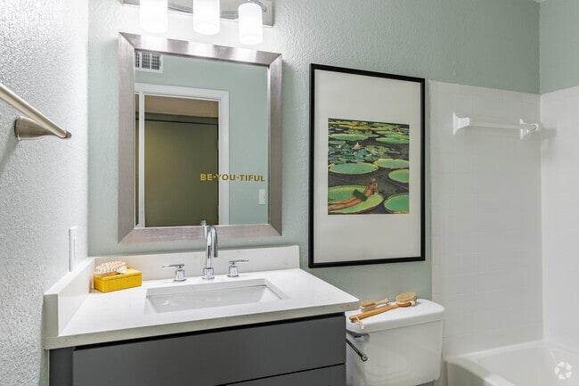 Baño de 1BR, 1BA - 750SF (A2-Renovado) - Virginia Highland Apartment Homes