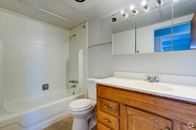 2BR, 1BA - 877SF - Bathroom - Lake Pointe