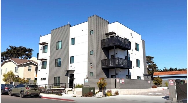 Building Photo - 3108 Seacrest Ave