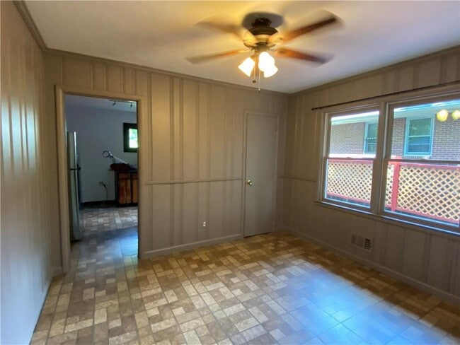 Photo - 1975 Clearwater Dr SE