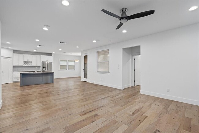 Photo - 5415 Woodview Ave