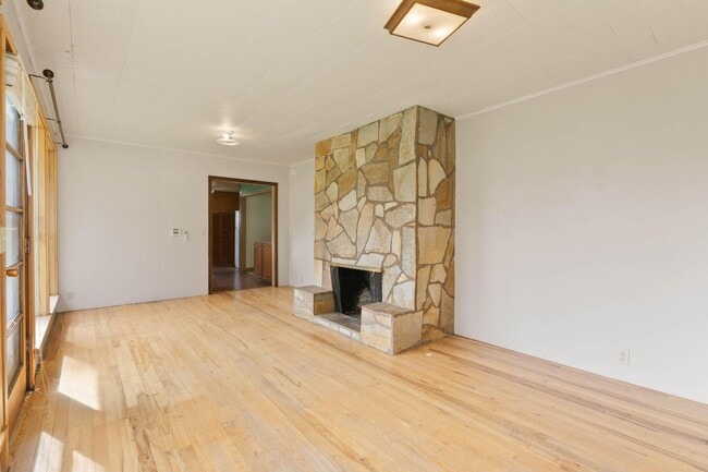 Photo - Quaint, inviting 4-bdrm/2-bath home in Cloverdale. Serene living, huge yard, covered patio