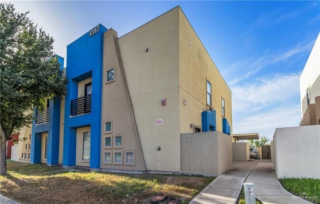 Building Photo - 17 W Daffodil Ave
