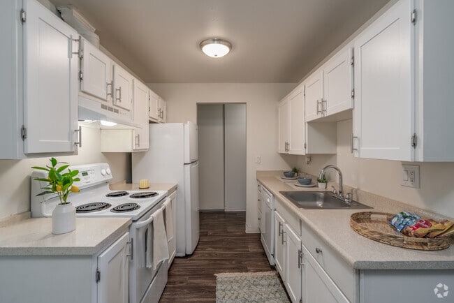1BR, 1BA - 860SF - Kitchen