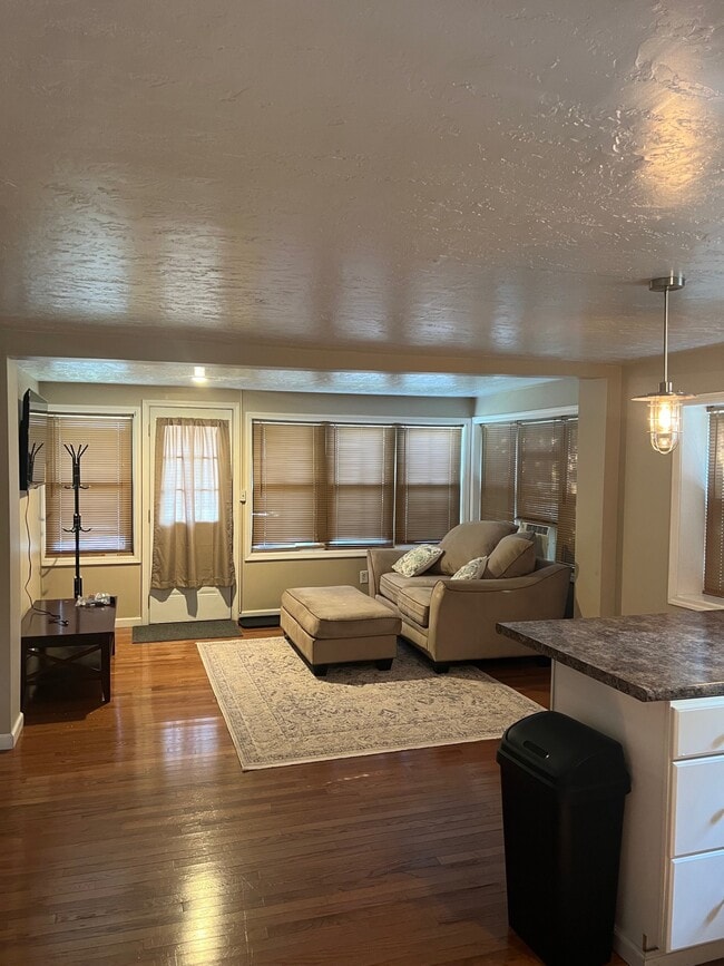 Photo - 623 Coffeen St