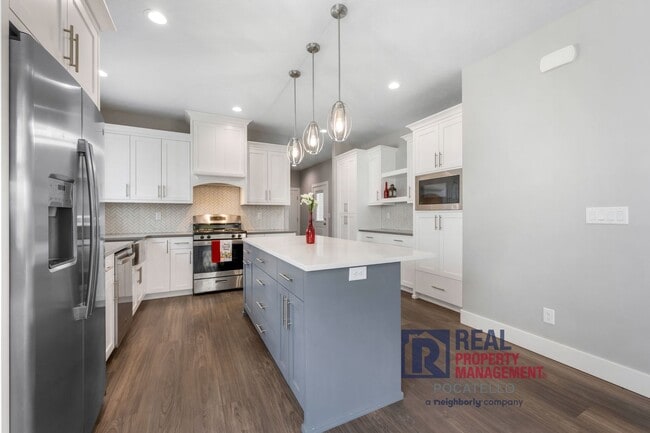 Photo - MOVE IN SPECIAL - Beautiful Brand New 6 be...