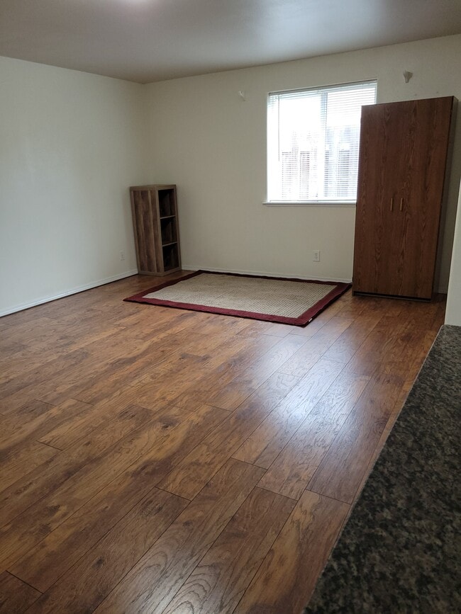 Building Photo - 326 NE Kingwood Pl Unit Studio