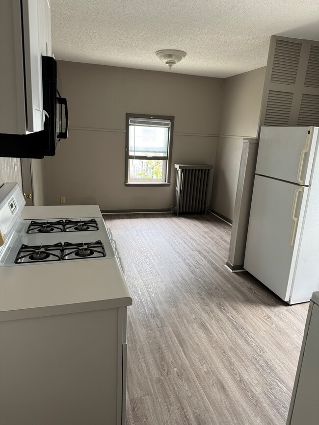 Kitchen - Photo 1 - 1658 N Van Buren St