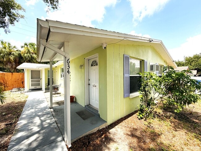 Building Photo - Location!  Charming 2/1 near Downtown Dunedin