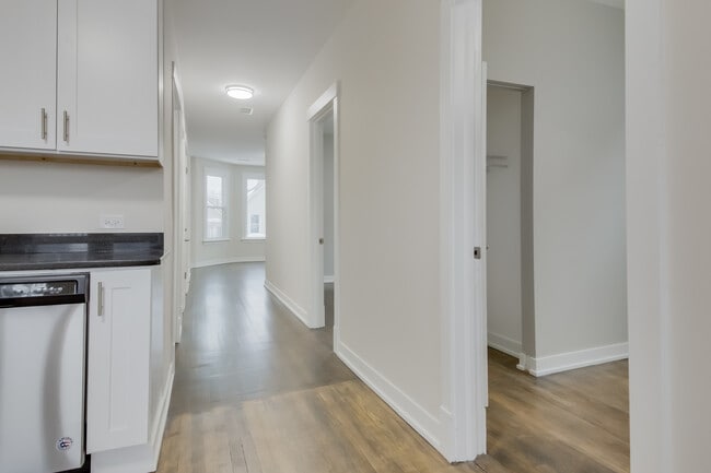 2842 N Avers Ave