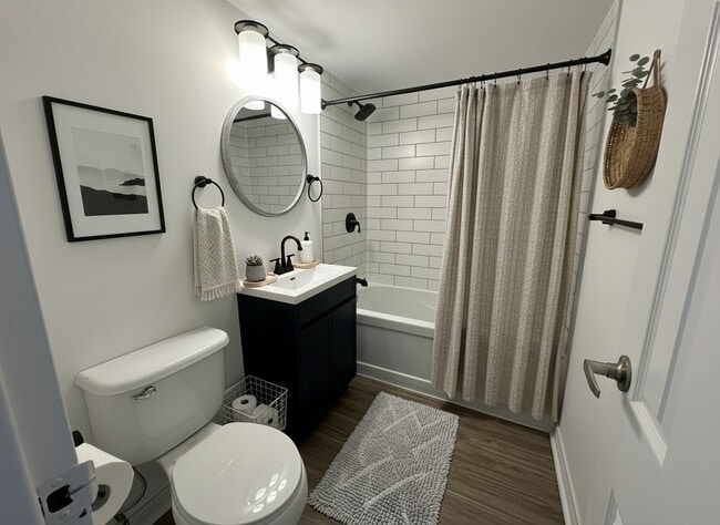 Salle de bain de l'unité 5F - Junior Two Bedroom - LeMarchant Towers