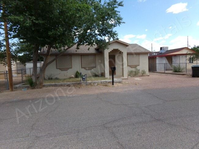 ADORABLE 2 BEDROOM 1 BATHROOM HOME - ADORABLE 2 BEDROOM 1 BATHROOM HOME
