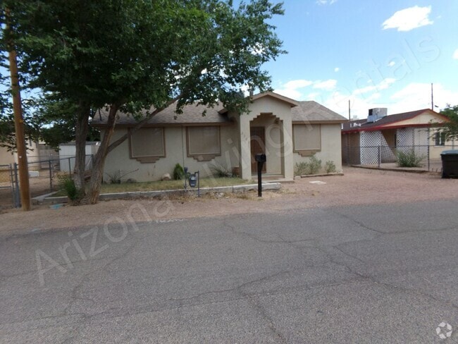 Building Photo - ADORABLE 2 BEDROOM 1 BATHROOM HOME