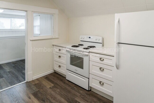 Photo - 728 E Bridgeport Ave