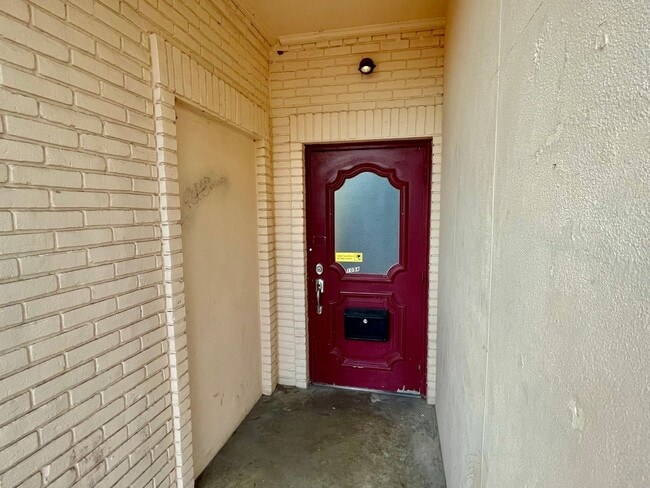 Photo - 105 W Hickory St