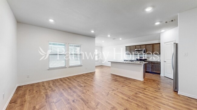 Photo - 957 English Dr