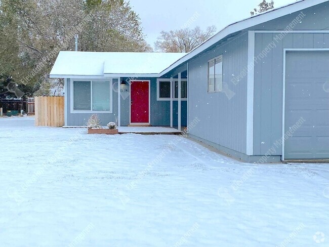 Building Photo - 2 BR in Redmond w/ huge yard Rental