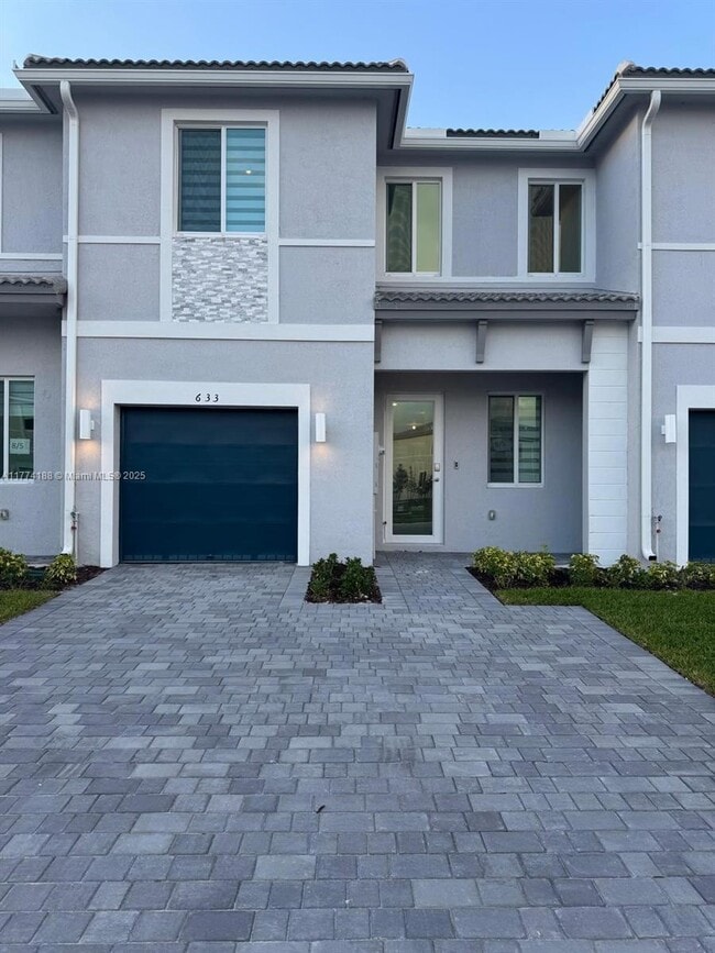 Photo - 633 SE 13th St Cir Townhome