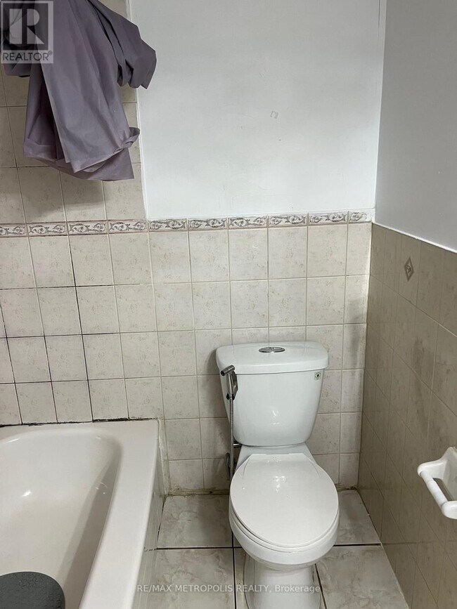 Photo - 3244 Lawrence Ave E