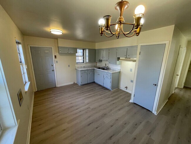 209 E Dudley Dr