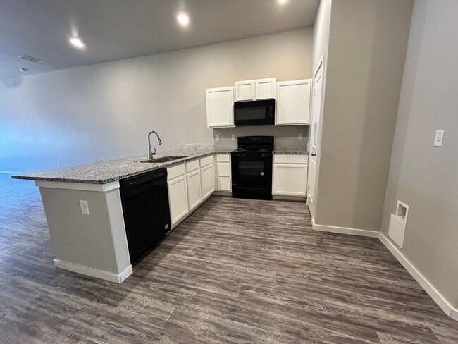 Photo - 3 bed 2 bath Duplex  Available 9/10!