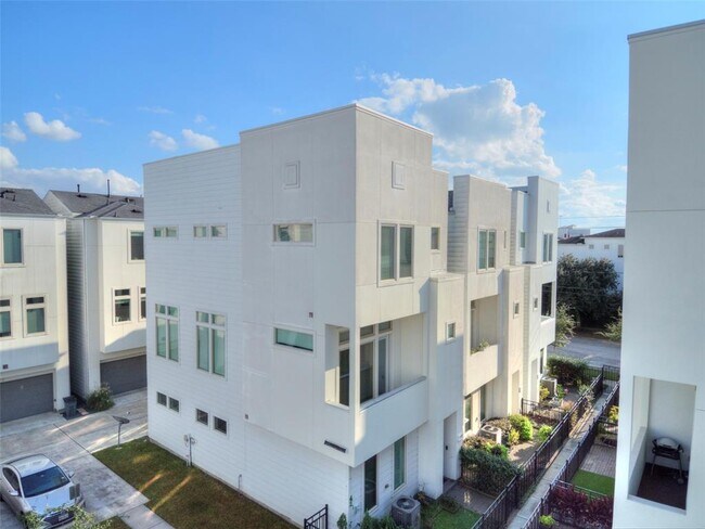 Corner lot in gated community - 2719 Clay St Townhome