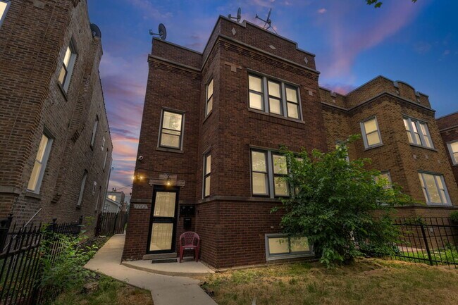Photo - 1742 N Mayfield Ave Unit 1