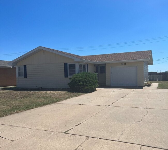 Building Photo - 3 Bedroom, 1 Bathroom House with Attached Garage