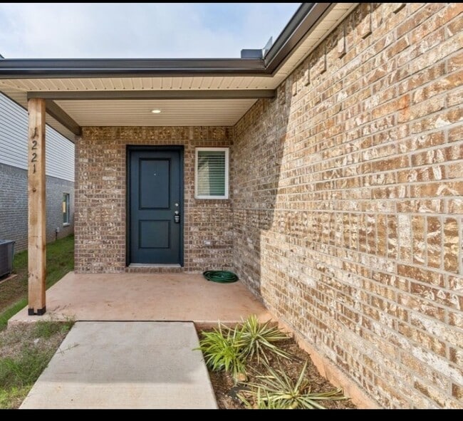 1221 Colt Dr