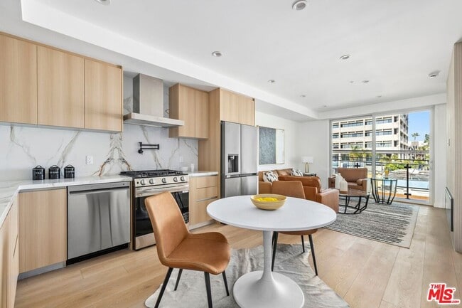 Building Photo - 1414 S Beverly Dr Unit 302 Rental