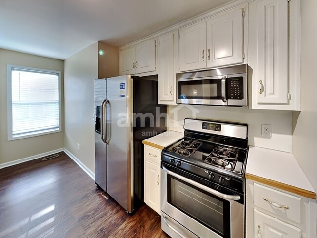 Photo - 2058 Queensbury Dr
