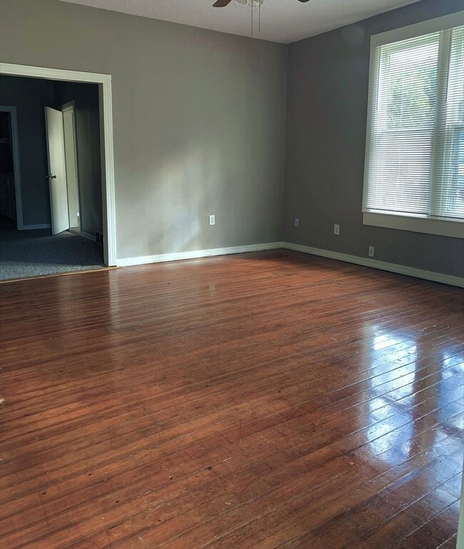 Building Photo - Large 3 Bed, 2 Bath House,  Bonus Room and...
